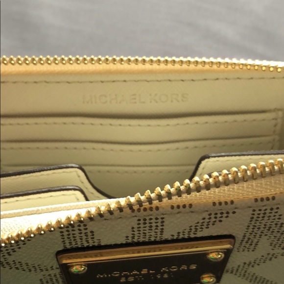 Micheal Kors wallet wristlet - Picture 3 of 5